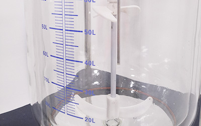 Réacteur en verre à double enveloppe 100L détail - Matériau en verre à haute teneur en borosilicate, ancre d'agitation à double couche, matériau PTFE pour anti-corrosion.