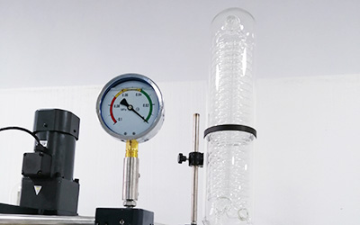 Réacteur en verre à double enveloppe 100L détail - Videmètre d'huile, anti-vibration pendant l'agitation ; Condenseur de surface à haut rendement.