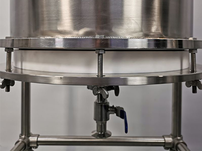 Réacteur à phase solide en acier inoxydable 10L 50L détail - La plaque de base du filtre PTFE à connexion par bride est pratique pour le montage, le nettoyage et le remplacement.