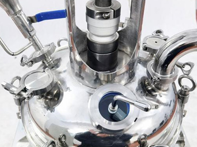 Réacteur chimique en acier inoxydable gainé de 10 L detail - Couvercle de réacteur multiport, le nombre de ports est personnalisable, et sa conception de grand diamètre facilite le nettoyage.