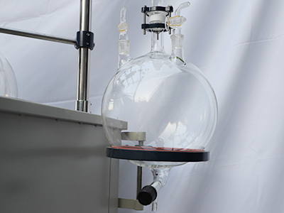 Réacteur en verre monocouche 200L détail - Ballon de réception d'un volume de 10L, avec soupape de décharge d'air et soupape de décharge.