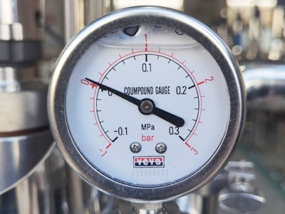 Réacteur en acier inoxydable à double couche de 30 L pour la distillation détail - Le manomètre à vide affiche le vide réel en temps réel.