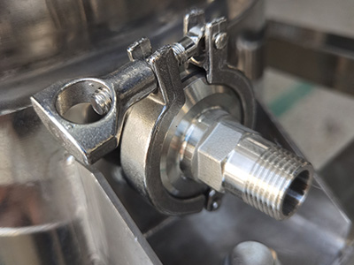 Réacteur en acier inoxydable à double couche de 30 L pour la distillation détail - Miles standard en acier inoxydable, connexion stable, forte étanchéité.