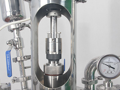 Réacteur en acier inoxydable à double couche de 50 L détail - Le joint mécanique combiné en graphite en acier inoxydable a une résistance à l'usure, une résistance aux températures élevées, une meilleure étanchéité.