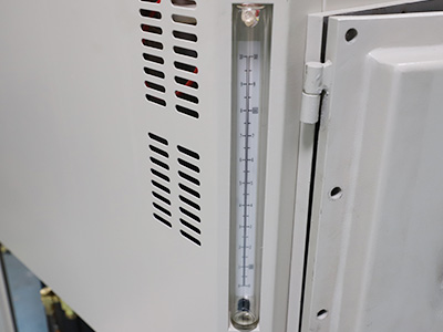 Refroidisseur de chauffe-eau 50L pour laboratoire détail - Niveau de liquide d'huile, peut observer le niveau d'huile à tout moment.
