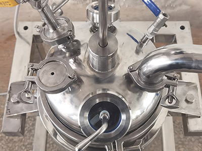 Réacteur en acier inoxydable à gaine de laboratoire de 5 L détail - Couvercle de bouilloire à réaction multi-bouche, le nombre de bouches de bouilloire peut être personnalisé et la conception à grande bouche est facile à nettoyer.
