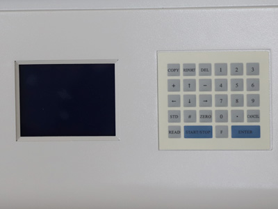 Spectrophotomètre d'absorption atomique détail - Traitement informatique des données intégré et écran LCD avec interface vers un ordinateur.