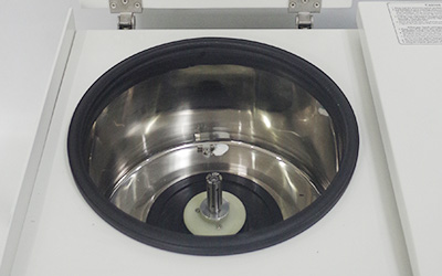HR-20 centrifugeuse de table réfrigérée à grande vitesse détail - Manchon intérieur de protection antidéflagrant en acier inoxydable intégré, chambre centrifuge en acier inoxydable, protection à trois couches, sûre et fiable.
