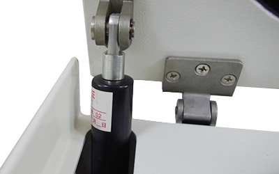 HR-20 centrifugeuse de table réfrigérée à grande vitesse détail - Le levier hydraulique facilite l'ouverture et la fermeture du couvercle.