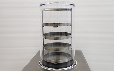 0.12㎡ lyophilisateur de laboratoire normal détail - Cloche en plexiglas, transparente pour observer l'effet de séchage. Avec 4 plateaux en acier inoxydable.