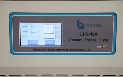 0.12㎡ lyophilisateur de laboratoire normal détail - Écran tactile LCD, peut afficher la température et le degré de vide, avec courbe de séchage. Avec interface USB, peut télécharger les données d'historique.