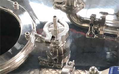 Extracteur centrifuge à l'éthanol pour l'huile de CBD au chanvre détail - Port de vide avec pince rapide, peut correspondre à une pompe à vide pour une alimentation en pression négative.