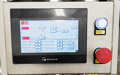 Système de centrifugation d'extraction d'alcool à l'éthanol détail - Écran tactile de contrôle avec programme PLC et appareil de mesure de la température, la température en temps réel peut être affichée sur l'écran.