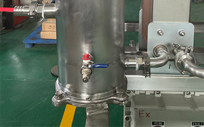 Évaporateur à film tombant à l'échelle du laboratoire pour la récupération d'éthanol détail - Port d'alimentation avec système de filtration, qui peut effectuer une filtration primaire lors de l'alimentation de l'échantillon.