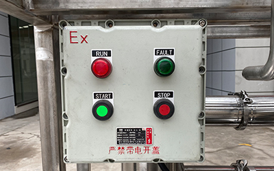 Évaporateur à film tombant à l'échelle du laboratoire pour la récupération d'éthanol détail - Port d'alimentation avec système de filtration, qui peut effectuer une filtration primaire lors de l'alimentation de l'échantillon.