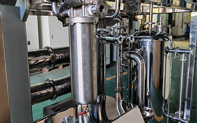 Échelle industrielle de vaporisateur à film tombant à effet unique de grande capacité détail - Port d'alimentation avec système de filtration, qui peut effectuer une filtration primaire lors de l'alimentation de l'échantillon.