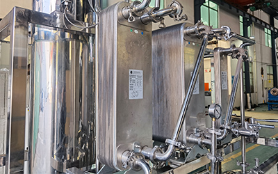 Échelle industrielle de vaporisateur à film tombant à effet unique de grande capacité détail - Échangeur de chaleur soudé en acier inoxydable, améliore l'efficacité du transfert de chaleur, avec une efficacité de condensation élevée.