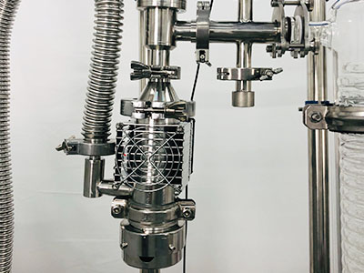 Distillation moléculaire d'évaporateur à film essuyé à court trajet série B détail - La pompe à diffusion améliore le degré de vide et la pureté du matériau est plus élevée.