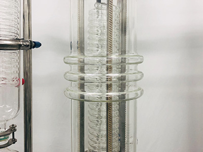 Distillation moléculaire d'évaporateur à film essuyé à court trajet série B détail - Le racleur est perpendiculaire à l'évaporateur principal et sa résistance à l'usure est 6 fois supérieure à celle du racleur en PTFE.