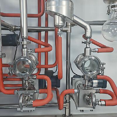 Usine de distillation moléculaire en acier inoxydable pour la distillation d'huiles essentielles détail - Pompe d'entrée et de sortie, alimentation et décharge continues pour améliorer l'efficacité du travail