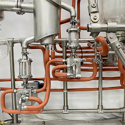 Distillation moléculaire à film essuyé en acier inoxydable détail - L'utilisation de pompes à engrenages pour entraîner l'alimentation et la décharge automatiques, pour une petite distillation moléculaire au niveau pilote, pour augmenter la productivité