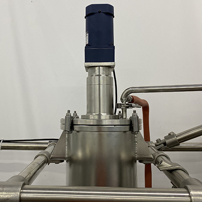 Distillation moléculaire à film essuyé en acier inoxydable détail - Joint magnétique, joint spécial à vide poussé, le vide ultime peut être inférieur à 1 Pa (les réacteurs en verre conventionnels utilisent des joints mécaniques, qui ne peuvent pas atteindre le vide ultime).
