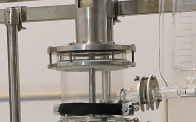 Équipement de distillation moléculaire à film raclé pour huile de CBD détail - Système de couplage magnétique - matériau SUS316L. Source d'entraînement magnétique puissante à plusieurs niveaux résistante aux hautes températures. Roulements importés résistants à l'usure à haute température et résistants à la corrosion d'Allemagne.